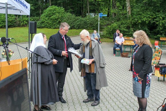 Im Rahmen der Morgenandacht wurde auch Hannfred Schuppener nach vielen Jahrzehnten Dienst für den Friedenshort verabschiedet