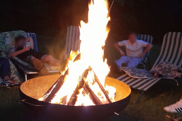 Am Lagerfeuer wurde gemeinsam gelacht, erzählt und entspannt Am Lagerfeuer wurde gemeinsam gelacht, erzählt und entspannt