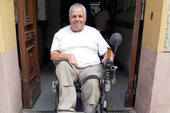 Herr S. ist dankbar für die Rampe am Eingang