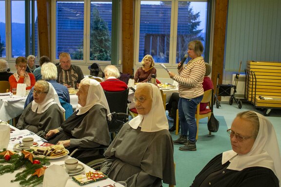 Alle lauschten der von Nicole Pulz vorgelesenen Geschichte Alle lauschten der von Nicole Pulz vorgelesenen Geschichte