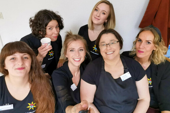 Das Team der Mädchen-WG Groß Flottbek freut sich über den erfolgreichen Tag der offenen Tür  
