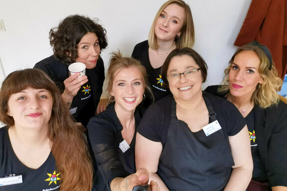 Die Mitarbeiterinnen der Mädchenwohngruppe Groß-Flottbek beim Tag der offenen Tür im Februar 2020, der noch vor der Corona-Pandemie stattfand