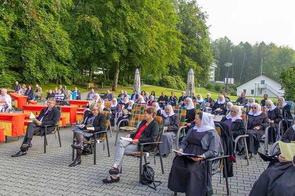Zahlreiche Mitarbeitende sowie die Schwesternschaft waren der Einladung zur Open-Air-Andacht gefolgt