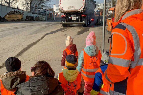 Gespannt beobachten wir, wie die Reifen des Lkw gewaschen werden Gespannt beobachten wir, wie die Reifen des Lkw gewaschen werden