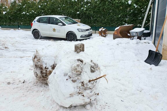 Der Schnee lud zum Schneeraupen-Bauen ein