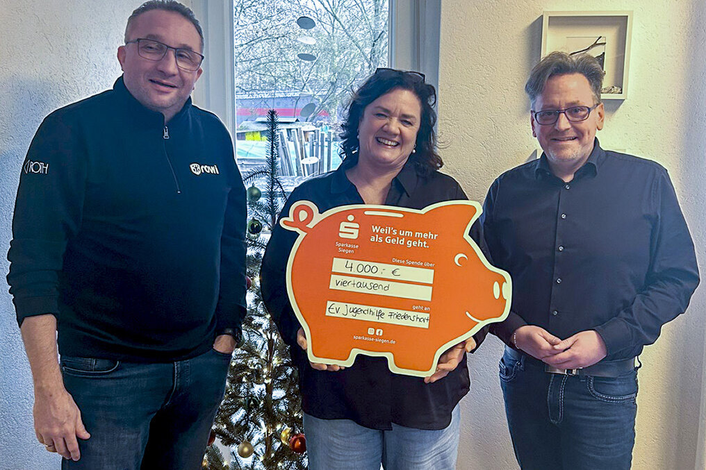 Torsten Schmitt, Andrea Krumm-Tzoulas u. Wolfgang B. Klein bei der Übergabe des „Sparschweins“