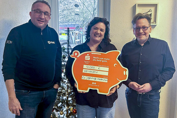 Torsten Schmitt, Andrea Krumm-Tzoulas u. Wolfgang B. Klein bei der Übergabe des „Sparschweins“