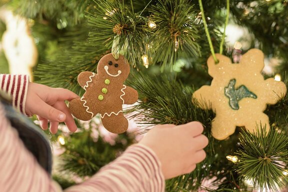 Symbolfoto Weihnachtsbaum schmücken © Kristen/Adobe Stock