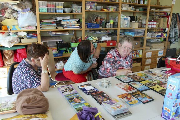 Beim neu eingerichteten Trödelmarkt ...