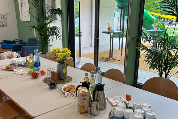 Der Tisch ist gedeckt für das Abschiedsfest  
