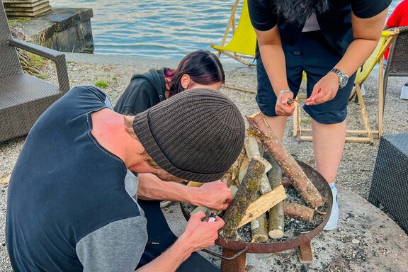 Vorbereitungen für das Lagerfeuer Vorbereitungen für das Lagerfeuer