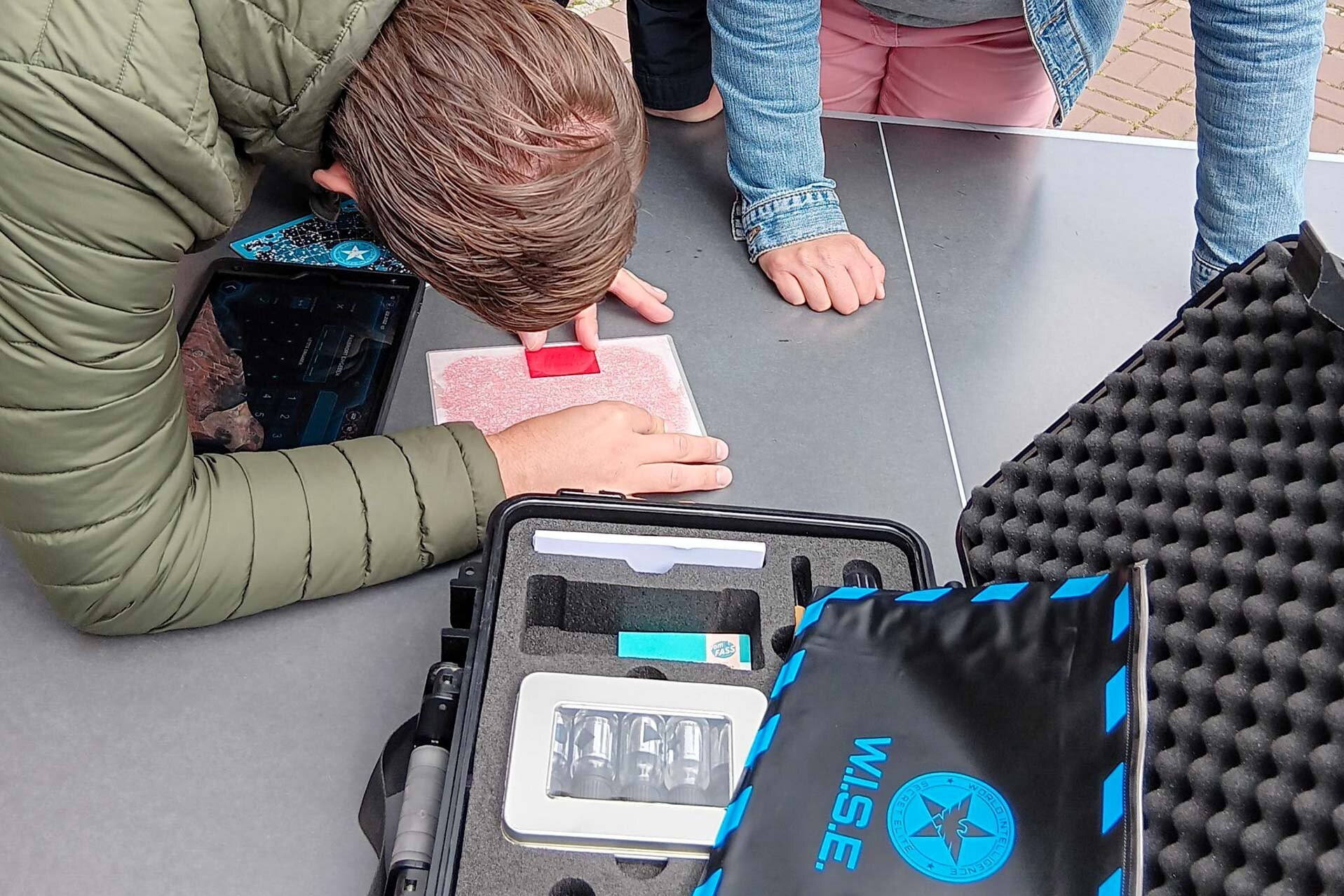 Gemeinsam mussten knifflige Aufgaben gelöst werden