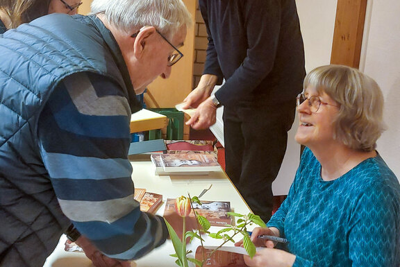 Am Büchertisch gab es einige nette Begegnungen