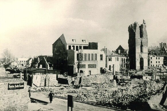 Im März 1945 wird die Innenstadt von Dorsten bei einem Bombenangriff zerstört, auch die Kinderheimat am Westwall ist davon betroffen