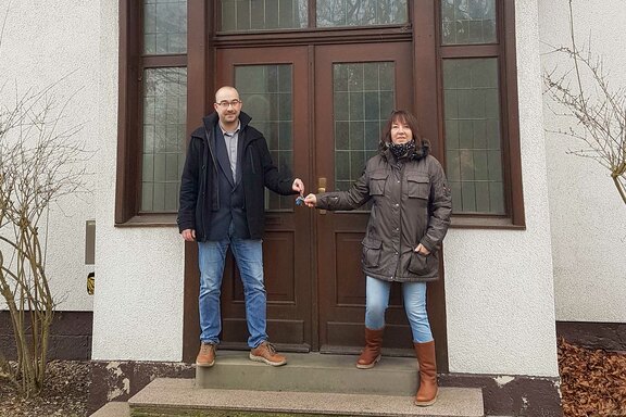 Bereichsleiter Thomas Bornemann und Bianca Bruns, Mitarbeiterin der SGA Uslar, bei der Schlüsselübergabe  