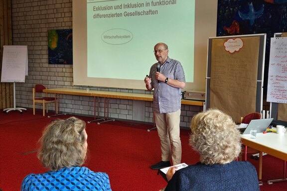 Prof. Dr. Albrecht Rohrmann von der Uni Siegen erörterte die Relevanz von Inklusion und Exklusion in Forschung und Praxis