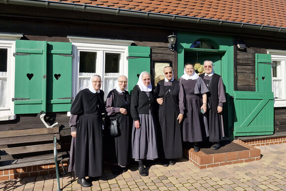 Vor Mutter Evas „Häuschen“ Vor Mutter Evas „Häuschen“