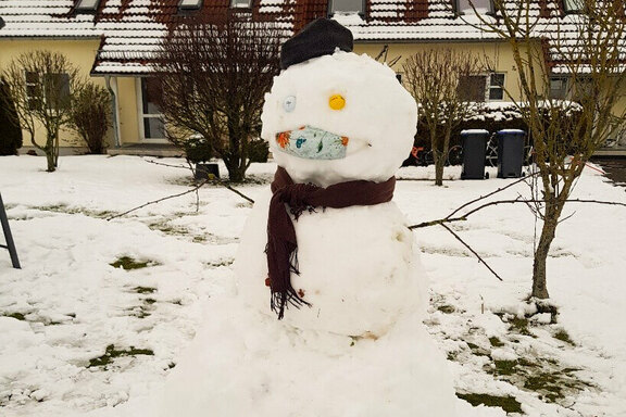 Schneemann-Outfit mit Maske