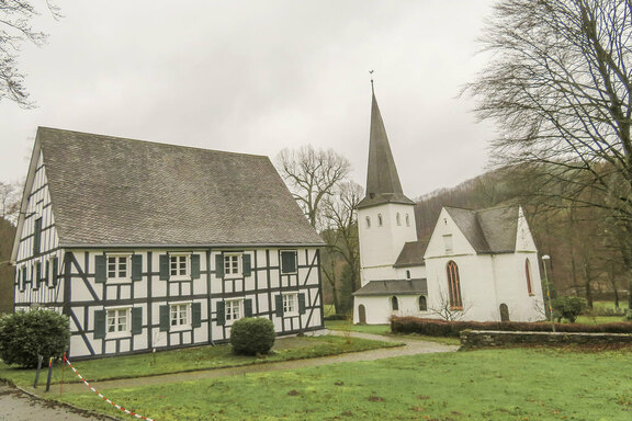 Die kleine Dorfkirche ist malerisch gelegen