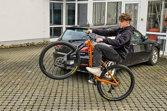 Junge probiert Mountainbike aus