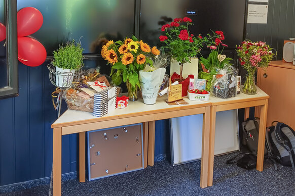 Tisch mit Geschenken