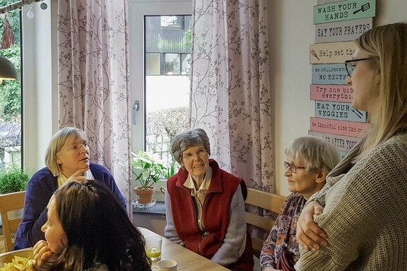 Der Tag der offenen Tür bot auch Gelegenheit, sich in entspannter Atmosphäre auszutauschen Der Tag der offenen Tür bot auch Gelegenheit, sich in entspannter Atmosphäre auszutauschen