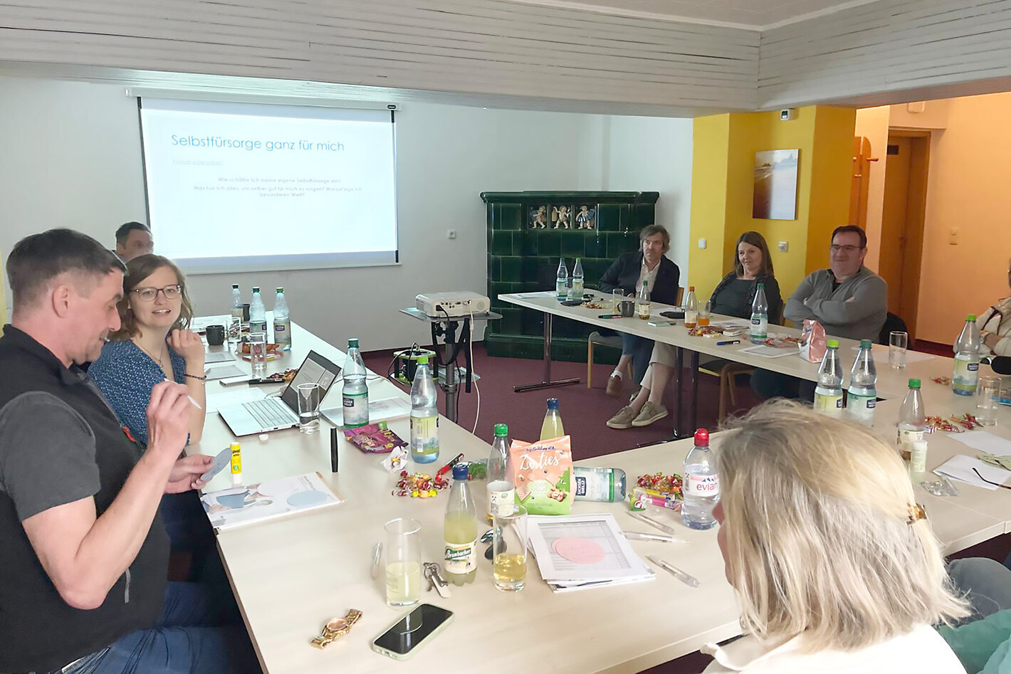 Angeregte Diskussion im Seminarraum