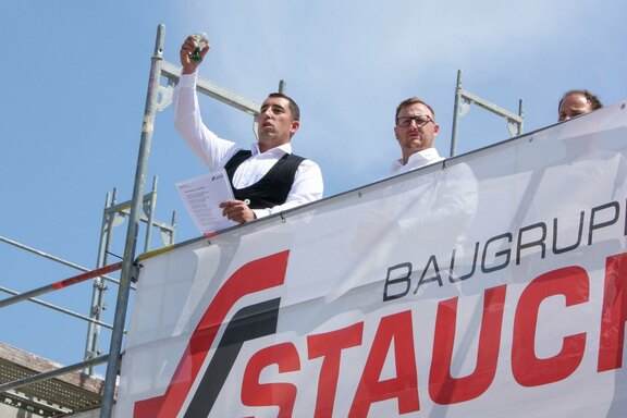 Das Glas zum Richtspruch erhoben