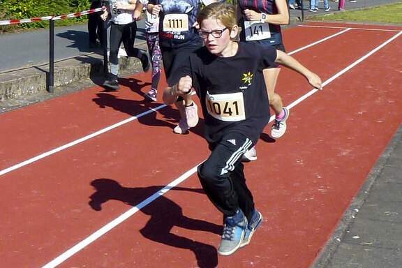 Ab auf die Strecke ging es beim Schoninger Volkslauf