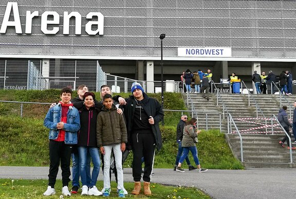 Gruppenfoto vor dem Stadion  