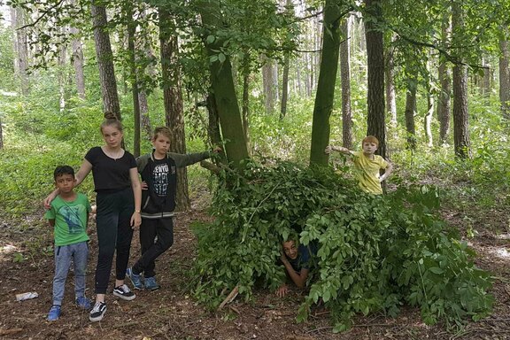 Gut getarnt unter Zweigen