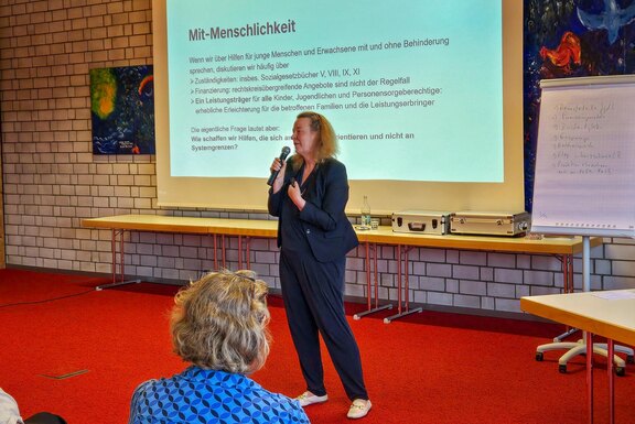 Aus der Perspektive der Eingliederungshilfe referierte Barbara Heuerding, Geschäftsführerin des BeB