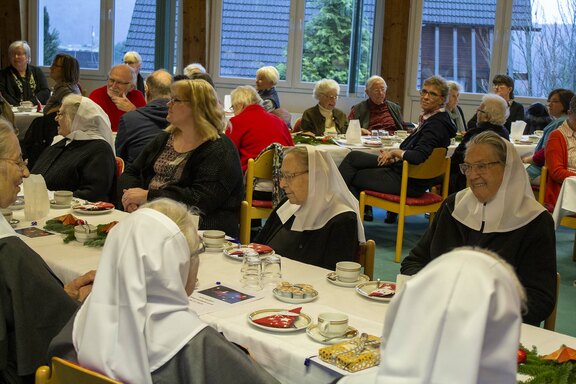 Die adventlich geschmückten Tische waren voll besetzt Die adventlich geschmückten Tische waren voll besetzt