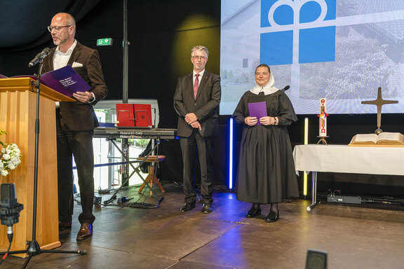 Verlesen Urkundentext zur Auszeichnung