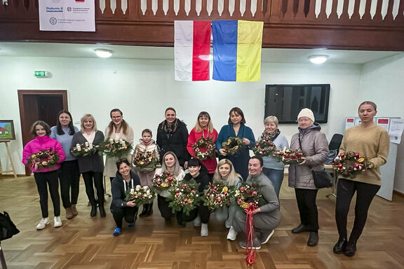 Integrationsprojekt: Menschen aus der Ukraine und aus Polen basteln gemeinsam Adventliches
