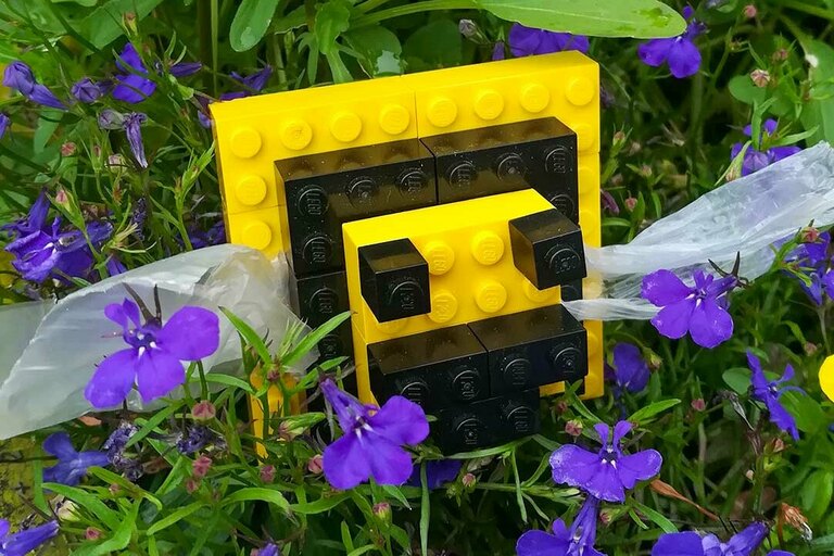 Eine Biene aus Legosteinen
