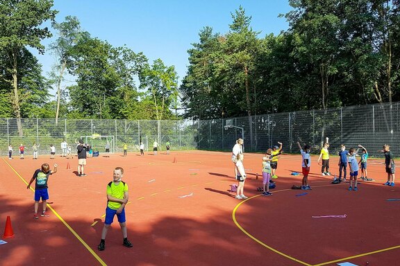 Beim Sporttag auf dem neuen Platz waren alle mit Begeisterung dabei Beim Sporttag auf dem neuen Platz waren alle mit Begeisterung dabei