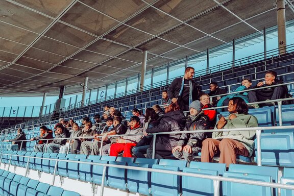 Gespanntes Warten auf den Spielbeginn