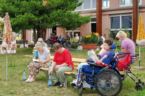 Zur Hofandacht machten es sich die Bewohnerinnen und Bewohner auf den Bänken bequem