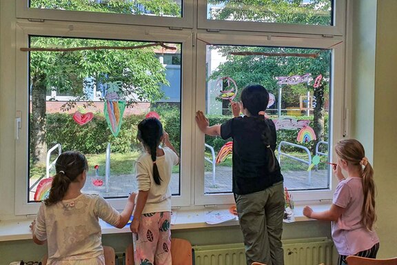 Die Kinder entdecken die Freude am Malen  