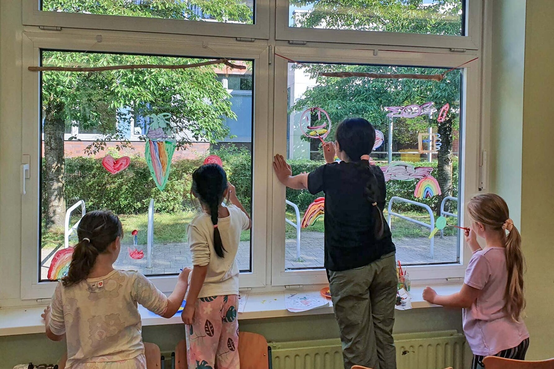 Die Kinder entdecken die Freude am Malen