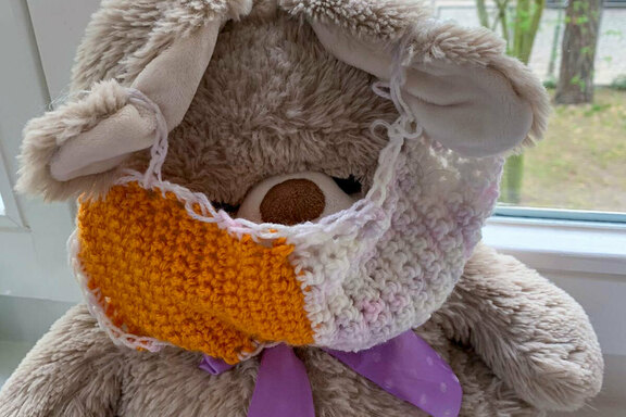 Ein Bewohner häkelte auch seinem Kuscheltier einen Mund-Nasen-Schutz