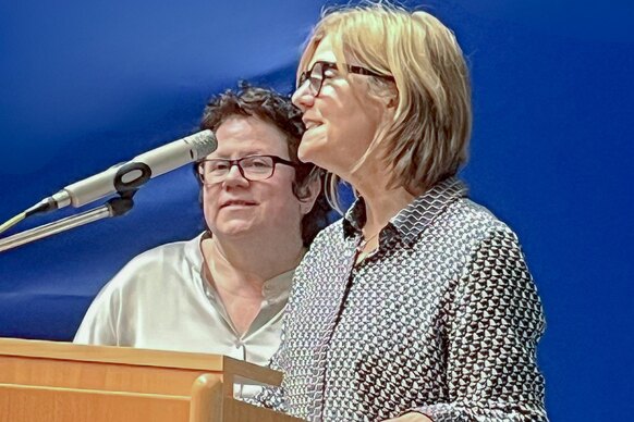 Regionalleiterin Cordula Bächle-Walter (rechts) mit Sabine Roth-Leiser (Leiterin der Beratungsstelle)