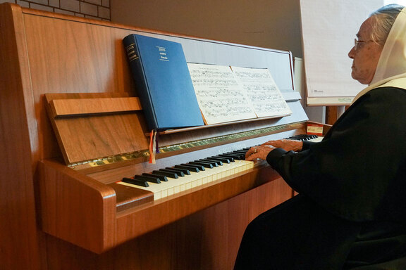 Sr. Christa bereicherte die Veranstaltung mit einem Vortragsstück am Klavier (Foto: Heinz Hermann Michels)