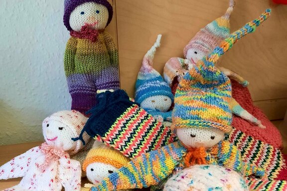 Der Wittstocker Frauenverein spendete Selbstgestricktes für die Familien …