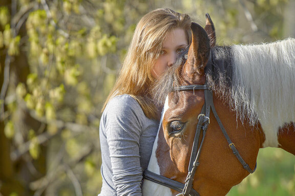 Die Angebote von benachbarten Reitställen sind in die Freizeitaktivitäten integriert. Symbolfoto: © sheikoevgeniya/stock.adobe.com