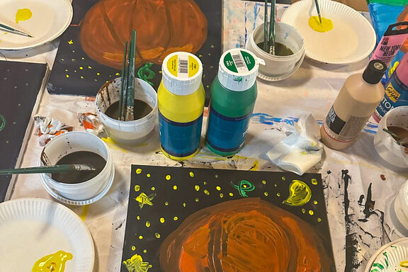 Basteln und Malen fördern die Kreativität der Kinder