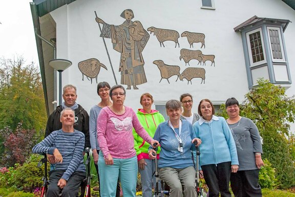 Kurz vor der Abfahrt: Erinnerungsfoto vor dem "Guten Hirten" des Mutterhauses Kurz vor der Abfahrt: Erinnerungsfoto vor dem "Guten Hirten" des Mutterhauses