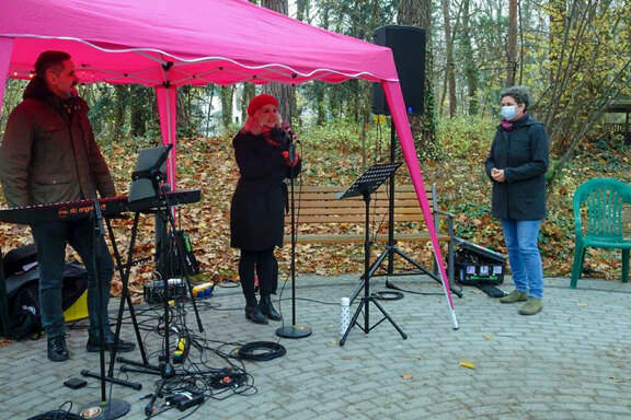 Das Musik-Duo (Gesang und Keyboard) spielte ... Das Musik-Duo (Gesang und Keyboard) spielte ...