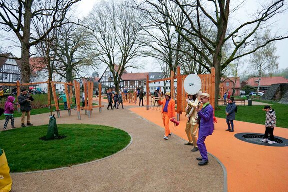 Spielplatzwiedereröffnung in Bad Gandersheim: Auch die SGA Uslar und die Gruppe LIFE aus Northeim waren dabei